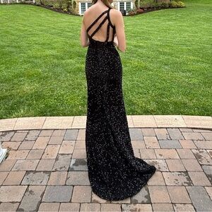 One shoulder, sparkly, black prom dress. 
Material: Sequins
Size: Small